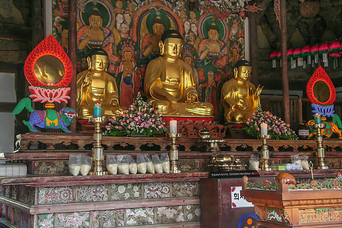 Буддийский храм Jeondeungsa, интерьер